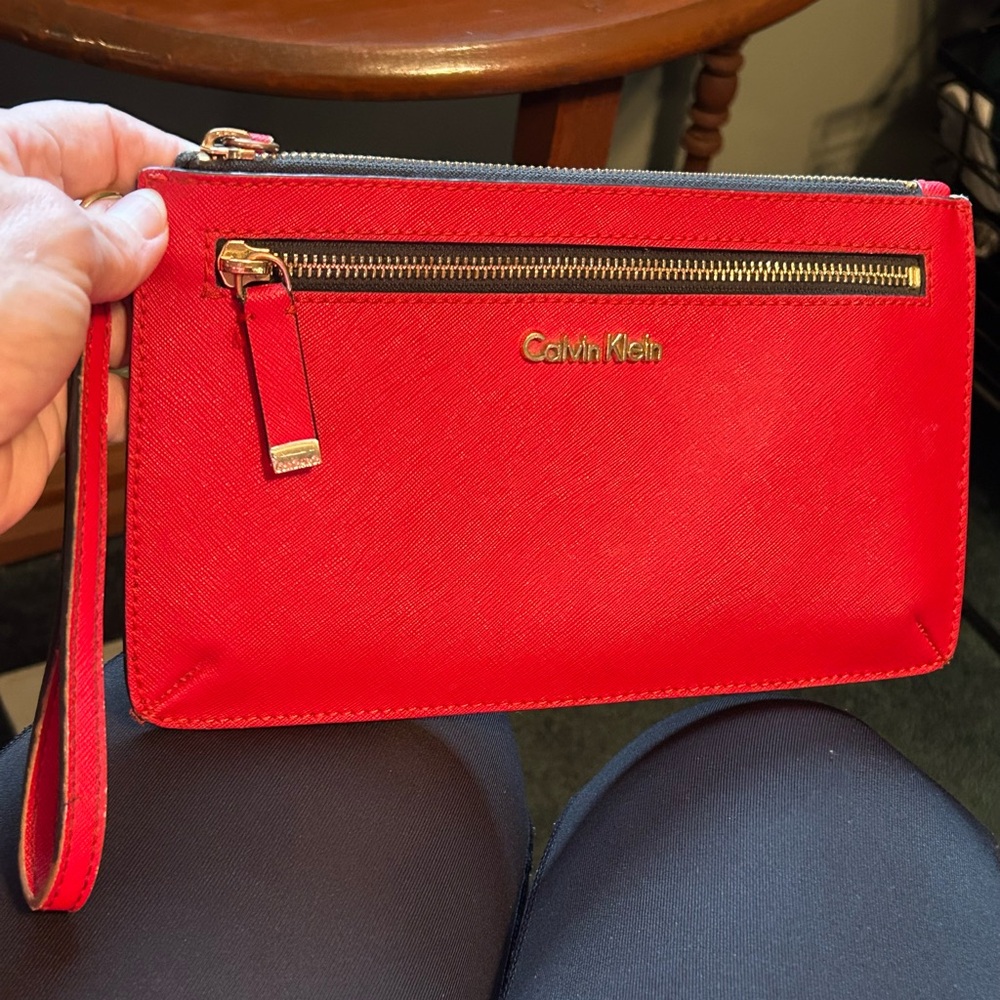 Calvin Klein
Wristlet Saffiano Leather Wristlet Red!❤️
